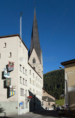 Davos  Schweiz  das Rathaus  links  und der Turm der Kirche St. Johann  dahinter