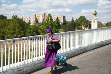 Tiraspol  Republik Moldau  eine Frau geht uber eine Bruecke