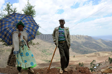 Mangudo  Aethiopien  junges Paar mit Sonnenschirm steht auf einem Berg