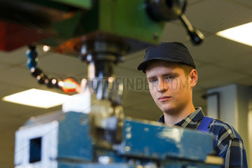 Berlin  Deutschland  auszubildender Industriemechaniker im BVG Ausbildungszentrum