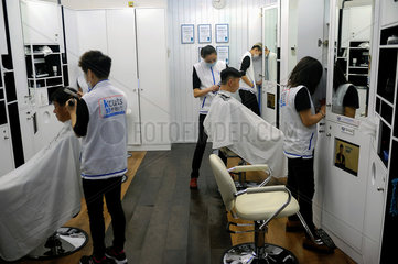 Singapur  Republik Singapur  Angestellte und Kunden in einem Frisoergeschaeft