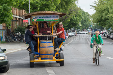 Berlin  Deutschland  Touristen auf einem BigBike in der Koepenicker Strasse