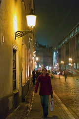 Posen  Polen  junge Frau geht bei Nacht in einer Seitenstrasse