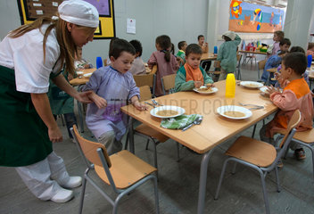 Barcelona  Spanien  Kinder beim Mittagessen in einer Grundschule