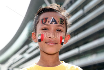 Dubai  Vereinigte Arabische Emirate  Maedchen mit Gesichtsbemalung in den Nationalfarben