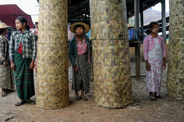 Nyaung Shwe  Myanmar  Frauen stehen auf dem Markt