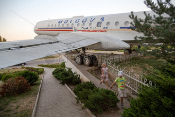 Kischinau  Republik Moldau  Menschen auf der Gruenflaeche am Flughafen Chisinau