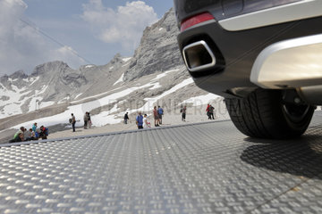 Zugspitze  Deutschland  BMW-Auto als Werbung auf der Zugspitze
