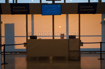 Helsinki  Finnland  Abflugschalter des Flughafen Helsinki-Vantaa im Sonnenuntergang