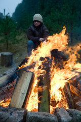 Gorin  Deutschland  Junge an einem Lagerfeuer
