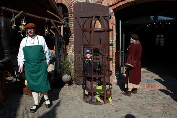 Rabenstein  Deutschland  Kinder sind bei einem Ritterfest in einem Kaefig eingesperrt