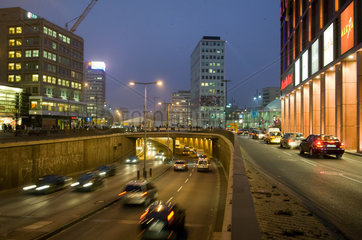 Berlin  Deutschland  Autotunnel am Alexanderplatz am Alexa