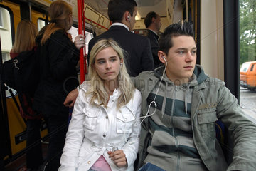 Essen  Jugendliche in der S-Bahn hoeren Musik
