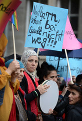 Berlin  Deutschland  Migrantinnen demonstrieren vor dem Rathaus Neukoelln gegen Gewalt