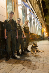 Odessa  Ukraine  Soldaten mit Schaeferhund im Stadtzentrum