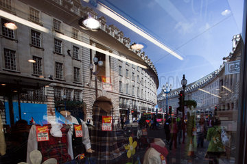 London  Grossbritannien  die Regent Street spigelt sich im Schaufenster eines Geschaefts