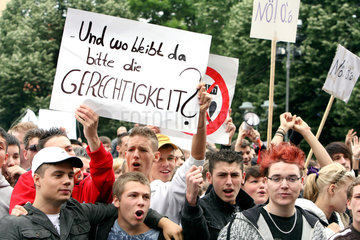 Berlin  Deutschland  Schuelerdemonstration gegen die Wiederholung der Mathepruefung