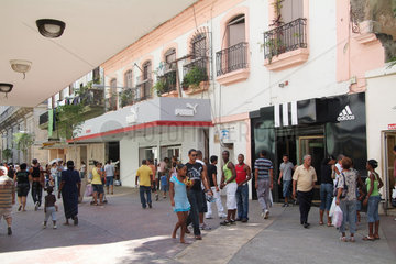 Havanna  Kuba  ein Adidas- und Puma-Store in Centro Habana