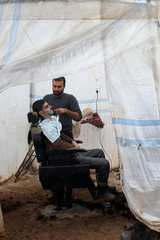 Azaz  Syrien  Haare schneiden im Fluechtlingslager Azaz Camp