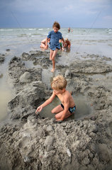 Insel Poel  Deutschland  Kinder spielen am Strand im Sand