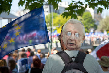 Warschau  Polen  Demonstrant mit Kaczynski-Maske am Hinterkopf