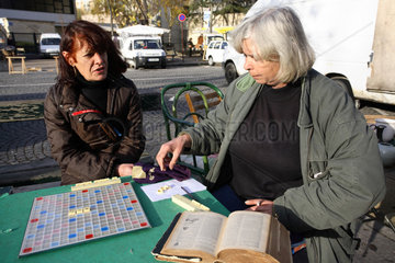Paris  Frankreich  Frauen spielen ein Gesellschaftsspiel auf einem Flohmarkt