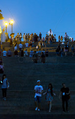 Odessa  Ukraine  Menschen auf der Potemkinsche Treppe am Abend