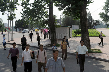 Pjoengjang  Nordkorea  Fussgaenger auf einer Strasse