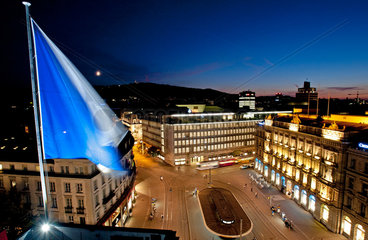 Zuerich  Schweiz  die UBS Bank am Paradeplatz am Abend