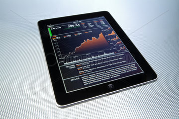 Hamburg  Deutschland  mit dem iPad von Apple Boersenkurse verfolgen