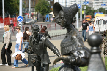 Minsk  Weissrussland  Bronzefiguren mit Kleidern des 19. Jahrhunderts