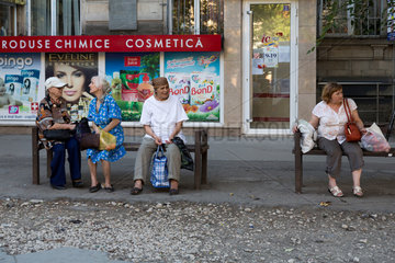 Chisinau  Moldau  Rentnerinnen auf einer Bank