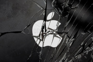 Berlin  Deutschland  gesplitterte Rueckseite eines iPhone 4