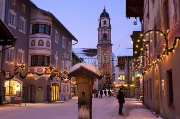 Mittenwald  Deutschland  weihnachtlich geschmueckte Altstadt