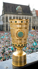 Bremen  Deutschland  der goldene DFB-Pokal auf dem Balkon des Bremer Rathauses