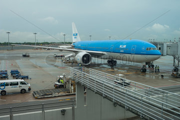 Singapur  Republik Singapur  ein Flugzeug der KLM auf dem Flughafen Singapur