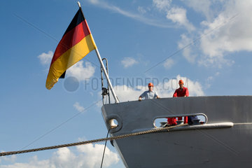 Kiel  Deutschland  die -Cap San Diego-  zwei Bootsleute am Heck