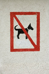 Berlin  Deutschland  Hundeverbotsschild auf einer Hausfassade