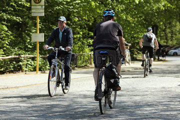 Berlin  Deutschland  Fahrradfahrer