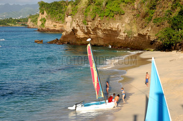 St. Georges  Grenada  Touristen an einem Strand auf Grenada