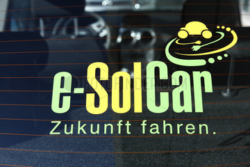 Cottbus  Deutschland  Schriftzug e-SolCar auf einer Autoscheibe
