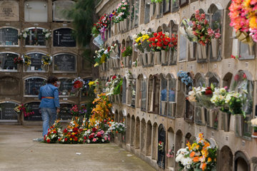 Barcelona  Spanien  Graeber auf dem Cementiri Vell im Stadtteil Poblenou