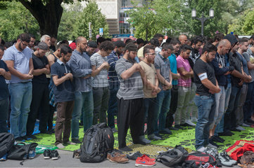 Berlin  Deutschland  Muslime nehmen am traditionellen Freitagsgebet teil