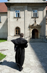 Krakau  Polen  Priester auf dem Weg zur Kanzlei