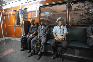Pjoengjang  Nordkorea  Fahrgaeste in einer U-Bahn