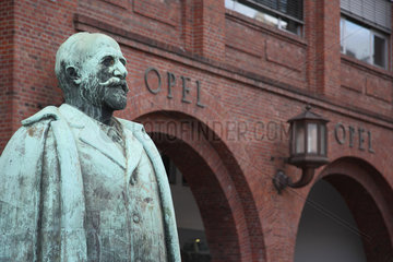 Ruesselsheim  Deutschland  Adam Opel Statue vor dem Eingang