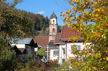 Mittenwald  Deutschland  Blick auf die katholische Pfarrkirche St. Peter und Paul
