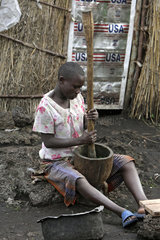 Goma  Demokratische Republik Kongo  Frau zerstampft Gemuese in einem Moerser