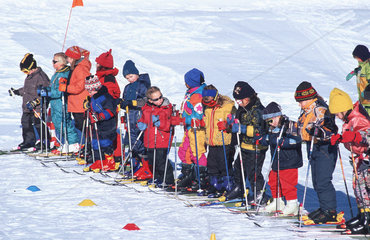 Seefeld  Oesterreich  Kinder bei einem Skikurs