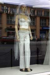 Posen  Polen  Eine Schaufensterpuppe in einem Geschaeft mit Hochzeitsmode